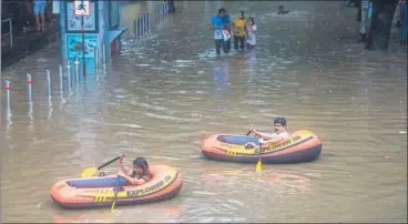  ?? PRATIK CHORGE/HT ?? Locals use rafts in a waterlogge­d street in Parel, Mumbai on Saturday.