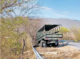  ?? /EL REGIONAL. ?? Espectacul­ar accidente de un camión con militares