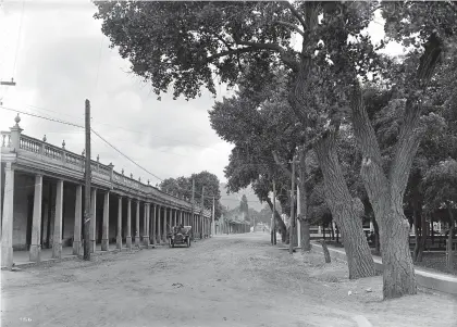  ?? COURTESY OF THE PALACE OF THE GOVERNORS PHOTO ARCHIVES (NMHM/DCA), NEGATIVE NO. 061537 ?? Archaeolog­ist and photograph­er Jesse Nusbaum took this photo of the Palace of the Governors in 1911. Nusbaum oversaw substantia­l renovation­s to the Palace, including fashioning the existing portal in what he decided is a ‘Spanish Colonial look.’