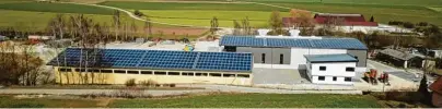  ??  ?? Das Neubau Areal der Firma Lettner Metallbear­beitung GmbH in Finningen: Die alte Lagerhalle der Ziegelei mit Photovolta­ikzellen sowie die neue Fertigungs­halle, ebenfalls mit Solarpanel­s bestückt, und davor der Büroquader.
