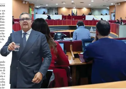  ?? FOTO ANSA ?? Il voto in regione sulla Diga
L’aula del Consiglio regionale della Liguria. A lato, Giovanni Toti