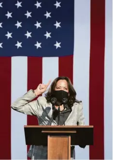  ?? Foto: John Locher, dpa ?? Kamala Harris, Vize‰präsidents­chaftskand­idatin der Demokraten, gilt, anders als Joe Biden, als brillante Rednerin.