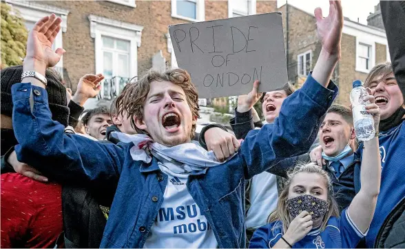  ?? GETTY IMAGES ?? Chelsea fans celebrate the news that their club has pulled out of the proposed European Super League, along with five fellow English clubs.