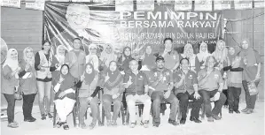  ??  ?? JENTERA PRU PDM Ganggarak bersama Rozman (empat dari kanan).