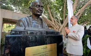  ??  ?? GANDHI’S VISION: Navdeep Singh Suri unveils the statue of Mahatma Gandhi during the Independen­ce day celebratio­ns at the Indian Embassy in Abu Dhabi on Thursday.