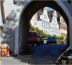  ?? Foto: Bernhard Weizenegge­r ?? Das Untere Tor, die westliche Zufahrt des Günzburger Marktplatz­es, wird vom 8. bis 10. November für Sanierungs­arbeiten gesperrt.