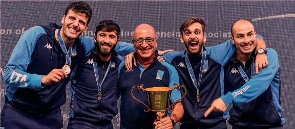  ??  ?? Da sinistra, Andrea Cassarà, 34 anni, Giorgio Avola, 29 anni, il c.t. azzurro del fioretto Andrea Cipressa , 54 anni, Daniele Garozzo, 25 anni, Alessio Foconi, 28 anni BIZZI