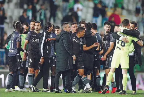  ??  ?? O V. Guimarães deu a volta ao marcador na visita a Moreira de Cónegos e festejou o quinto lugar