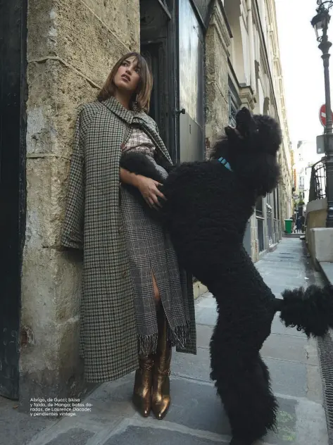  ??  ?? Abrigo, de Gucci; blusa y falda, de Mango; botas doradas, de Laurence Dacade; y pendientes vintage.