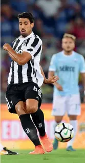  ??  ?? Pronto Sami Khedira in azione, con Ciro Immobile sullo sfondo, nel match di Supercoppa vinto il 13 agosto dalla Lazio 3-2 (Reuters)