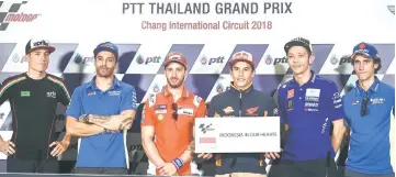  ??  ?? (From left) Aprilla’s Spanish rider Aleix Espargaro, Suzuki’s Italian rider Andrea Iannone, Ducati’s Italian rider Andrea Dovizioso, Honda’s Spanish rider Marc Marquez, Yamaha’s Italian rider Valentino Rossi and Suzuki’s Spanish rider Alex Rins stand with a sign in solidarity with tsunami victims in Indonesia during a press conference at Buriram Internatio­nal Circuit in Buriram. — AFP photo