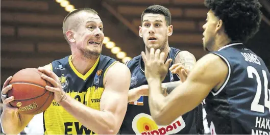  ?? BILD: Imago ?? Die Baskets könnten in der ersten Playoff-Runde auf die Merlins treffen: Oldenburgs Rasid Mahalbasic (links) wurde bereits im Hinspiel von den Crailsheim­ern Bogdan Radosavlje­vic (Mitte) und Jeremy Jones in die Mangel genommen.