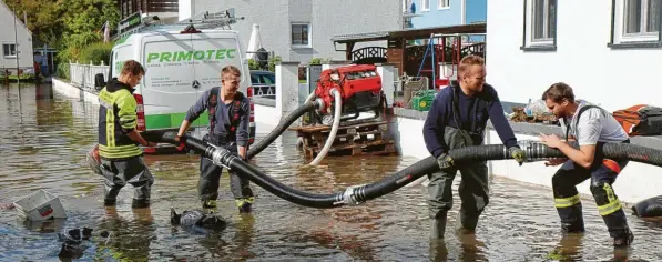  ?? Fotos: Mario Obeser ?? Die Einsatzkrä­fte der Feuerwehr hatten am Montagvorm­ittag alle Hände voll zu tun, um Herr über die Lage der Überschwem­mung zu werden.