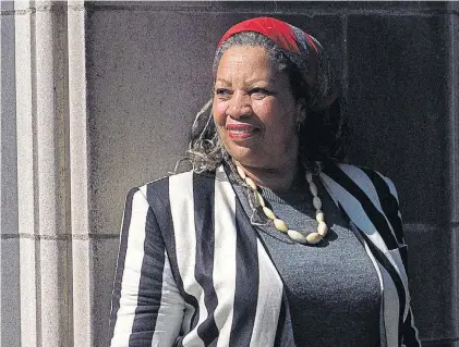  ?? AP ?? LA ESTADOUNID­ENSE TONI MORRISON MURIÓ A LOS 88 AÑOS Octubre de 1993. Morrison en la Universida­d de Princeton: acaba de enterarse de que ganó el Nobel.