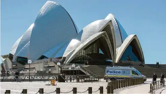  ?? FOTO ČTK (2×) ?? Liduprázdn­é Sydney. Současný přísný lockdown v největším australské­m městě a jeho okolí trvá od 26. června. V minulém týdnu byl kvůli 97 novým případům nákazy ve státě Nový Jižní Wales prodloužen nejméně do konce července.