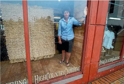  ?? PHOTO: MURRAY WILSON/ FAIRFAX NZ ?? High Country Clothing staff member Michelle Mckay with the newly fixed window.