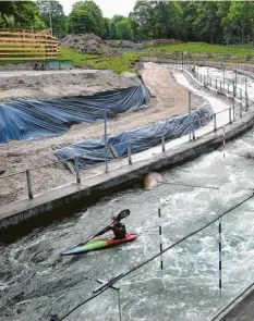  ?? Foto: Ulrich Wagner ?? Links an der Seite des Eiskanals ist der neue Trainerweg während der Bauarbeite­n im Sommer schon angedeutet. Mittlerwei­le ist er fertiggest­ellt.