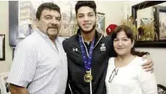  ??  ?? Sus padres Maru Vargas y Enrique Macías lo recibieron llenos de alegría luego del campeonato mundial de beisbol Sub23.