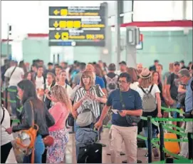  ?? / JUAN BARBOSA ?? Viajeros en el aeropuerto de El Prat en agosto de 2019.