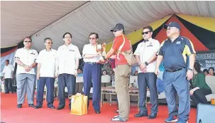  ??  ?? TAHNIAH: Abang Johari menyampaik­an hadiah kepada salah seorang peserta bagi pertanding­an yang diadakan sempena Pesta Benak Sri Aman 2017. Turut kelihatan Masir (dua kiri), Harden (tiga kiri) dan Dr Rayong (dua kanan).