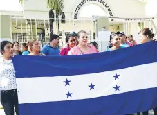  ?? FOTO: CRISTINA SANTOS ?? EDUCACIÓN. Desde muy temprano, el grupo de padres de familia realizó el plantón.