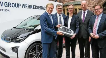  ??  ?? Zur Unterstütz­ung der Organisati­on des Reformatio­nsjahres gab von BMW einen elektrisch betriebene­n BMW i. (von links) Produktion­svorstand Oliver Zipse, Landrat Reinhard Krebs, OB Katja Wolf, Wirtschaft­sminister Wolfgang Tiefensee und Werkleiter...