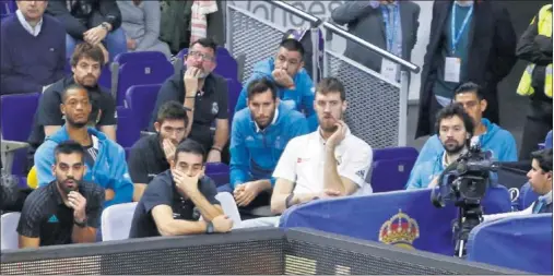  ??  ?? UN QUINTETO ENTERO. Randolph, Rudy, Kuzmic, Llull y Ayón, el pasado domingo junto al banquillo del Madrid. Luego se lesionó Campazzo.