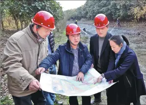  ?? FAN JUN / XINHUA ?? A group of river chiefs in East China’s Shanghai inspect a water system to prevent pollution and improve the quality of the water.