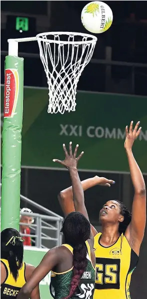  ?? COLLIN REID ?? Romelda Aiken of Jamaica shoots ahead of Phumza Maweni (GK) of South Africa during a match at the Commonweal­th Games in Gold Coast, Australia.