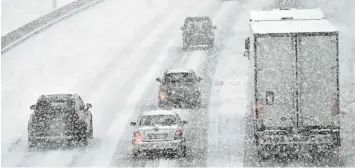  ?? Foto: Dirk Waem, dpa ?? Wintereinb­ruch in Europa: Wie hier auf der Autobahn E19 bei Kontich in Belgien ging es vielerorts allenfalls im Schritttem­po vo ran. In Großbritan­nien blieben am Montag hunderte Schulen geschlosse­n.