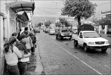  ?? Fuente: AFP, Wall Street Journal, AEBE, Banco Central FABIÁN MAISANCHE/ EL COMERCIO ?? •
La Tenencia Política de Salcedo ha registrado a 700 autos que operan en el área rural.