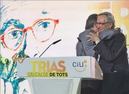  ?? ROSER VILALLONGA ?? Artur Mas abraza a Xavier Trias tras el acto final de CiU en Barcelona