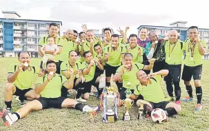  ??  ?? TERHEBAT: Pasukan gabungan Team StaRt/PGM/KBKA dinobat sebagai juara Piala KPD Sibu 2018.