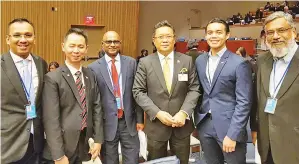  ??  ?? RAHMAN (tiga kanan) bersama Timbalan Ketua Pengarah Unit Perancanga­n Ekonomi, Datuk K Yogeesvara­n serta delegasi Malaysia ketika menghadiri mesyuarat itu.