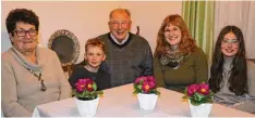  ?? Foto: Josef Abt ?? Seinen 80. Geburtstag feierte Thomas Büchler (Mitte) aus dem Rehlinger Ortsteil Oberach. Ganz links seine Frau Hilde, dazwischen der Enkel Marcus sowie rechts vom Jubilar die Enkelinnen Vanessa und Jessica.
