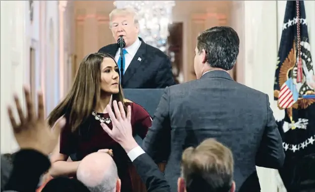  ?? KEVIN LAMARQUE / REUTERS ?? Momento de tensión en la rueda de prensa de Trump, cuando una miembro de la Casa Blanca intenta arrebatar el micrófono al periodista de la CNN Jim Acosta