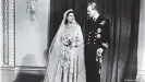  ??  ?? Hochzeitsp­aar Elizabeth und Philip (1947): Äußerst heikel für das Königshaus