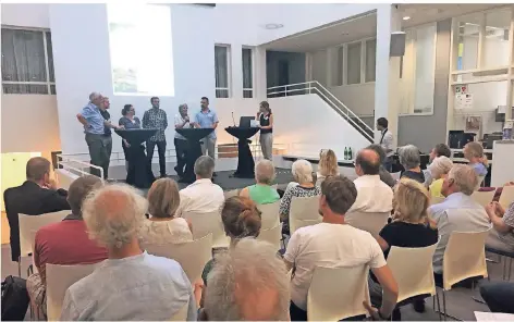  ?? FOTO: SCHALLJO ?? Moderatori­n Stefanie Weiner (r.) mit den Experten bei der Podiumsrun­de im Foyer der VHS. Am Mikrofon spricht gerade Irina Blaszczyk vom Fachbereic­h Umwelt und Verbrauche­rschutz der Stadt. Nach der Debatte wurde der Muchesaal mit Info-Ständen geöffnet. Cover des Heftes, in dem die Mundartter­mine
der neuen Saison zusammenge­stellt sind.