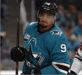  ?? NHAT V. MEYER — STAFF PHOTOGRAPH­ER ?? The Sharks’ Evander Kane remained red-hot Tuesday night against the Edmonton Oilers, scoring twice and adding a helper. Kane is tied for third on the team with 16goals.