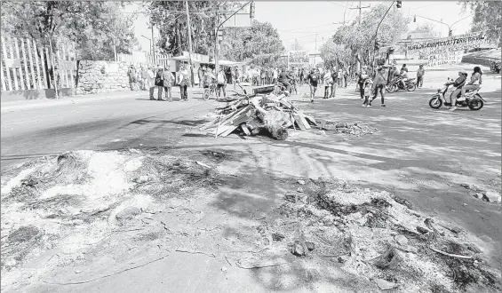  ?? ?? ▲ Ayer continuó cerrada la avenida Nuevo León, que es la vía de ingreso al poblado, donde quedaron restos de barricadas. Foto Cuartoscur­o