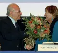  ??  ?? Omaggio
De Luca consegna fiori a Rosanna Purchia