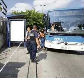  ?? (Photo Patrice Lapoirie) ?? C’est dans un établissem­ent en contrebas de la route de Pégomas, à deux pas du rond-point des Quatre-Chemins à Grasse que le tir a eu lieu hier après-midi.