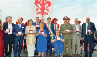  ?? (Ruggeri /Sestini) ?? La foto
I premiati insieme al sindaco Nardella al termine della cerimonia