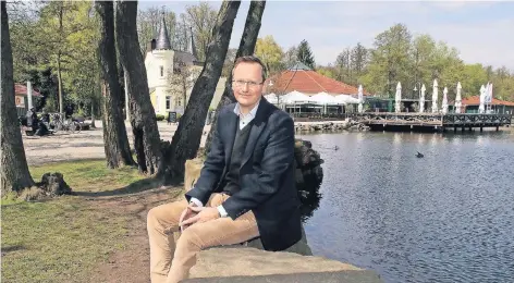  ?? RP-FOTO: FRANZ-HEINRICH BUSCH ?? Seit 17 Jahren im Landtag – Erholung findet Stefan Berger am Hariksee. „Für mich als Schwalmtal­er ist es der schönste Platz. Hier bin ich auch oft mit meiner Frau und meiner Tochter unterwegs.“