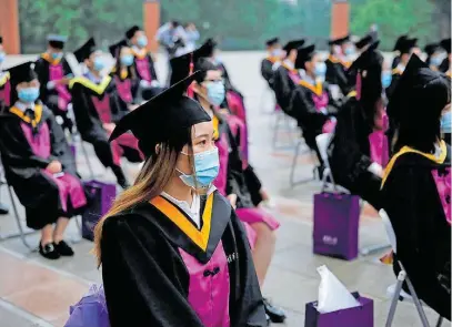  ?? TINGSHU WANG / REUTERS ?? Mulher participa de formatura em Pequim; governo chinês está tentando reduzir disparidad­es