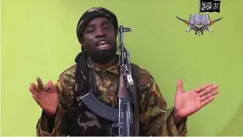  ?? Bild: aP ?? BOKO HARAMS LEDARE. Abubakar Shekau talar in i kameran i den senaste videon från extremistr­örelsen, där de visar upp 130 av de 276 flickor som kidnappade­s den 5 maj.