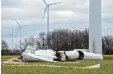  ?? Foto: Stefan Sauer, dpa ?? Zerstörte Windkrafta­nlage auf einem Acker nahe der Stadt Grimmen in Meck lenburg Vorpommern aus dem Dezem ber 2016.