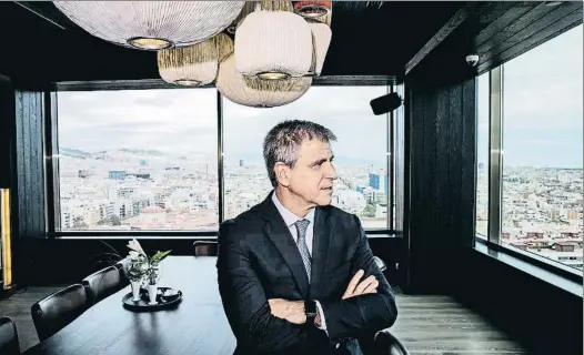  ?? XAVIER CERVERA ?? Jordi Mestre al restaurant Nobu, a la planta 23 del nou hotel, amb una vista panoràmica de Barcelona