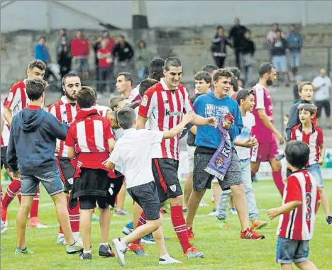  ?? FOTO: MIREYA LÓPEZ ?? Junto a sus ídolos El público más joven saltó al césped al final del choque para para poder saludar de cerca a los leones