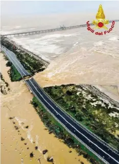  ?? AP ?? Wassermass­en rissen eine Brücke auf Sardinien mit.